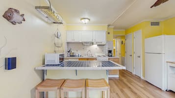 KĂŒhlschrank, Mikrowelle, Ofen, Herdplatte