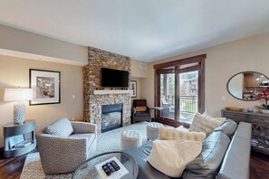 Télévision, cheminée, baby-foot