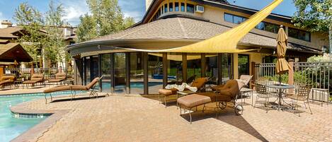 Een verwarmd zwembad