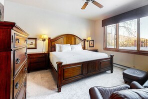 4 bedrooms, iron/ironing board, Internet, bed sheets - Beautiful condo w/shared pools, hot tubs, & ski shuttle + private washer/dryer (Steamboat Springs)