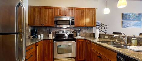 Køleskab, mikrobølgeovn, ovn, kogeplade