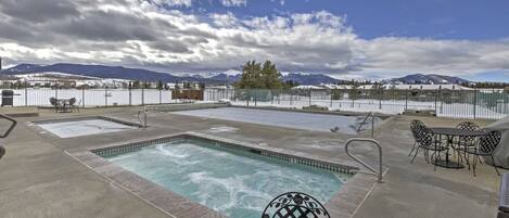 Utendørsbasseng og et oppvarmet basseng