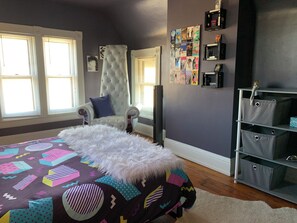 2 bedrooms, desk, iron/ironing board, free WiFi - Tres House - an experience, three floors high. (Covington)