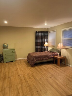 Iron/ironing board, free WiFi, bed sheets