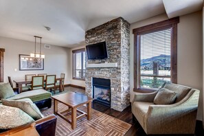 テレビ、暖炉、DVD プレーヤー、テーブルサッカー台