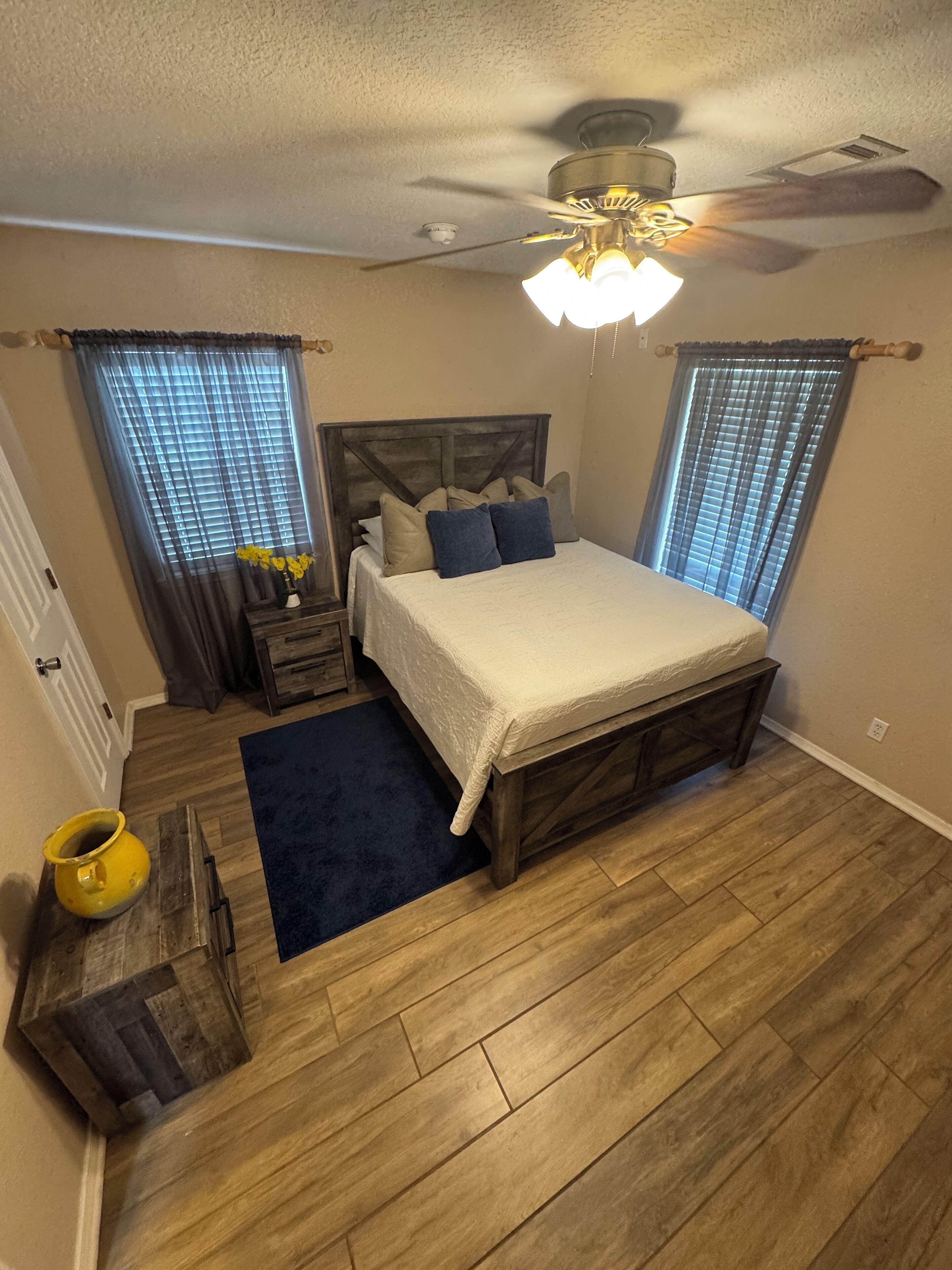 3 habitaciones, tabla de planchar con plancha, wifi y ropa de cama 
