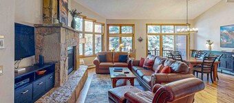 Large open floor plan w/private deck w/ shared pool, hot tub & winter shuttle