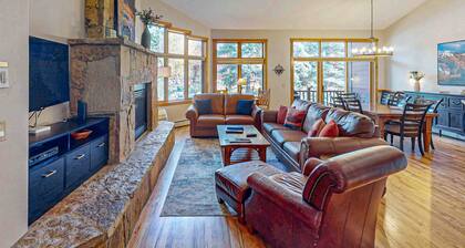 Large open floor plan w/private deck w/ shared pool, hot tub & winter shuttle