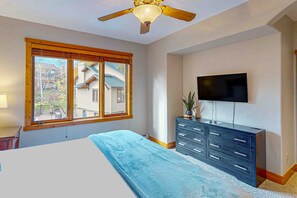 5 bedrooms, iron/ironing board, WiFi, bed sheets