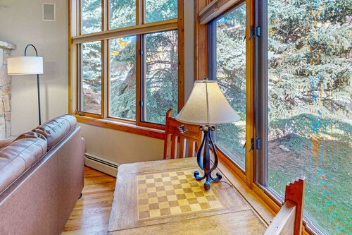 Large open floor plan w/private deck w/ shared pool, hot tub & winter shuttle