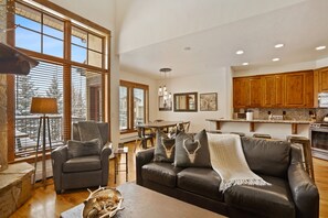 TV, caminetto, lettore DVD