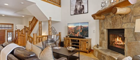Fernseher, Kamin, DVD-Player