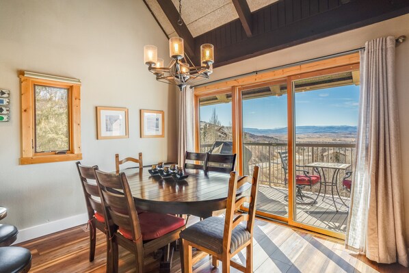 Dining - Spacious condo w/mountain views, washer/dryer, and shared hot tubs & shuttle (Steamboat Springs)