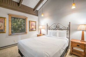 3 bedrooms, iron/ironing board, internet, bed sheets - Spacious condo w/mountain views, washer/dryer, and shared hot tubs & shuttle (Steamboat Springs)