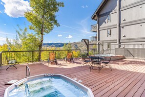 Terrace/patio - Spacious condo w/mountain views, washer/dryer, and shared hot tubs & shuttle (Steamboat Springs)
