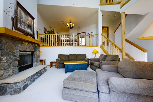 Huge townhome in a great location w/ a bonus den & shared hot tubs