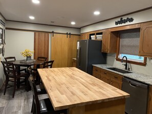 Dining - Private, Relaxing Waterfront Getaway! 3BR/2BA House! Modern Amenities!  (Chatham)