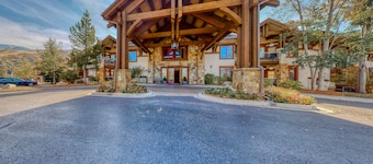 Walk-to-gondola studio with hot tubs, pool, fitness room, and ski shuttle