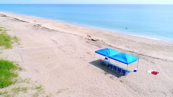 Playa privada, camastros, sombrillas y toallas de playa