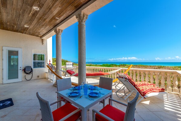 Outdoor dining - Del Mar al Cielo: Luxury Beachfront Estate ON the Beach! w/elevator+pool! (Stuart)