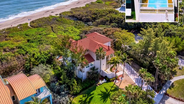 Vue aérienne d’une propriété située sur la côte, avec une piscine, une végétation luxuriante et une plage.
