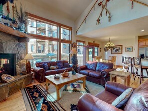 Fernseher, Kamin, DVD-Player