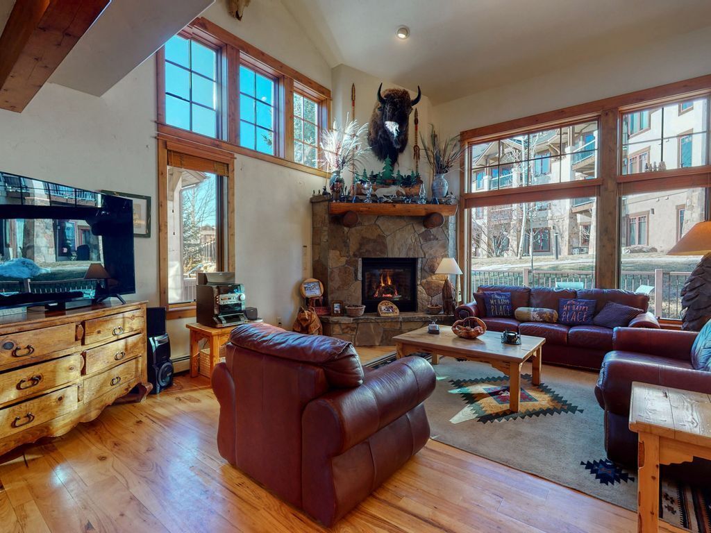 Fernseher, Kamin, DVD-Player