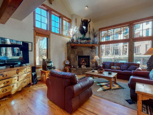 Fernseher, Kamin, DVD-Player