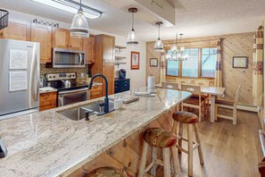 Jääkaappi, mikroaaltouuni, uuni, liesi