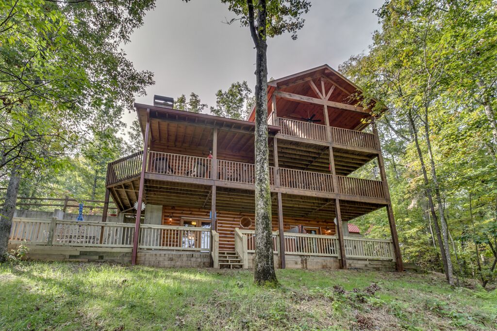 Enjoy this hidden gem of a cottage with mountain views and hot tub!