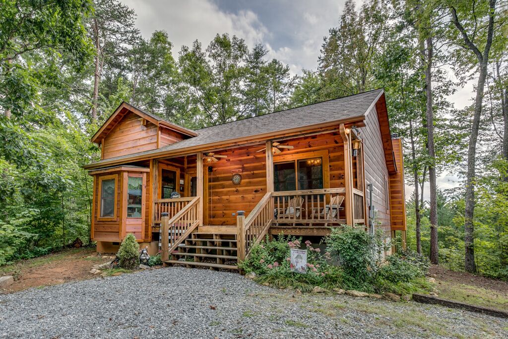 Quiet and Quaint Wooded Retreat with Outdoor Fireplace