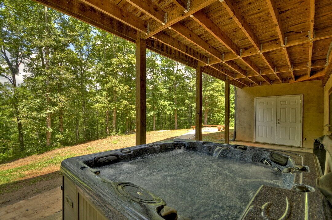 Free Whitewater Rafting Ziplining. Enjoy the spacious kitchen, and hot tub!