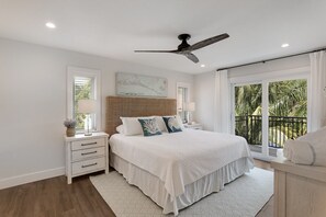 4 bedrooms, iron/ironing board, free WiFi, bed sheets - Sunkissed&Salty: 5 Star, Prime Location, Amenities (Holmes Beach)
