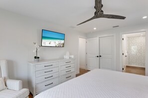 4 bedrooms, iron/ironing board, free WiFi, bed sheets - Sunkissed&Salty: 5 Star, Prime Location, Amenities (Holmes Beach)