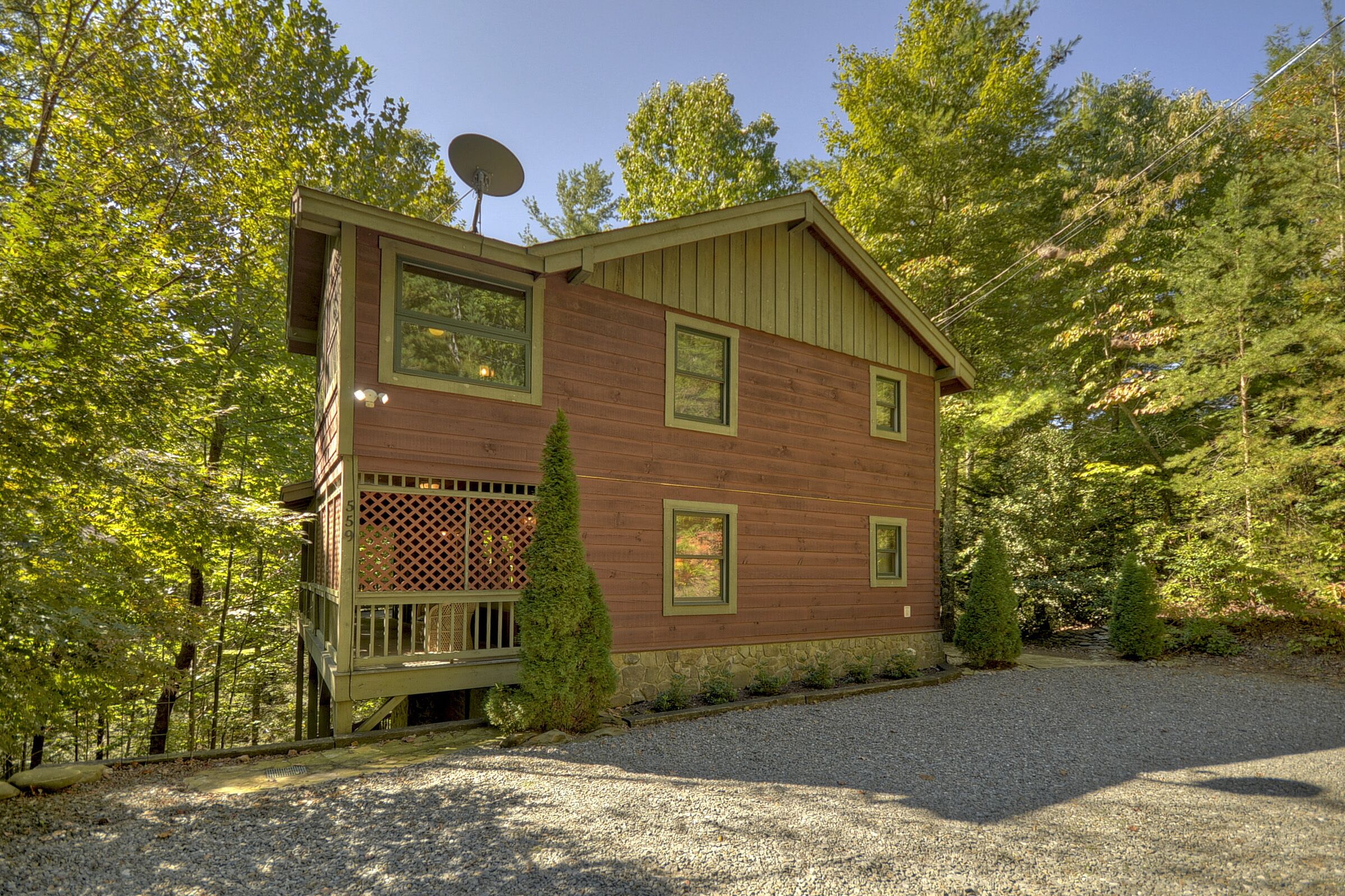 *Free Whitewater Rafting & Ziplining* Cozy & Romantic Retreat Overlooking 10ft Waterfalls