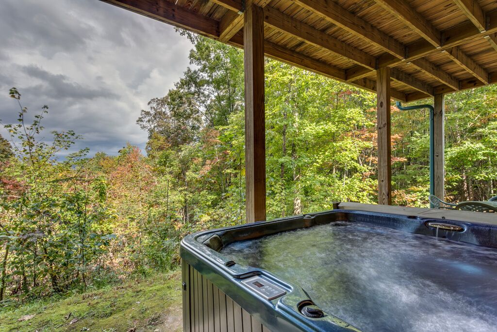 *Free Whitewater Rafting & Ziplining* Spacious flat rate cabin rental with wrap-around deck & mountain views