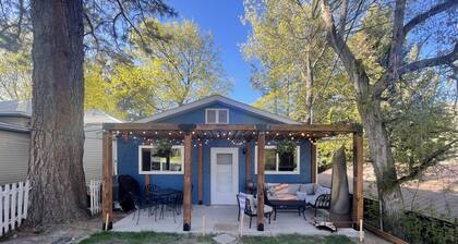 Moonlight Cottage is located on Main. Just a minutes walk to anywhere in Lava