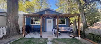 Moonlight Cottage is located on Main. Just a minutes walk to anywhere in Lava