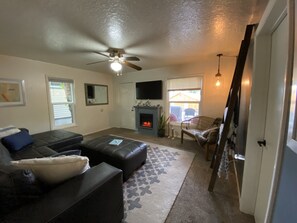 تلفزيون ذكي، مدفأة، برامج وأفلام نتفليكس، كُتُب