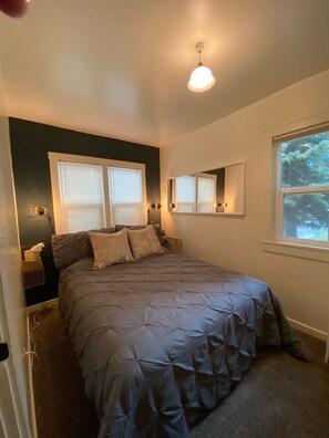 3 soverom, safe på rommet, strykejern/-brett og reiseseng for barn