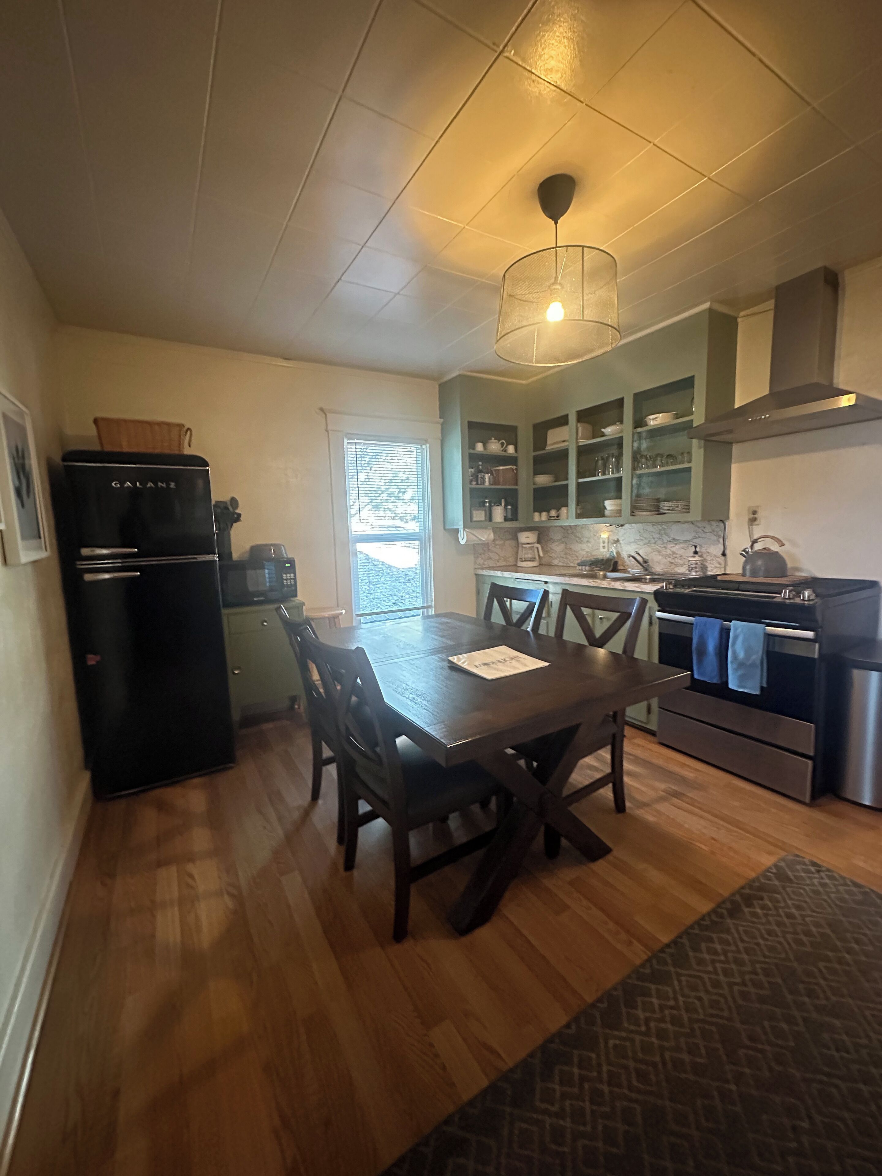 Jääkaappi, mikroaaltouuni, uuni, liesi