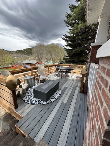 Moonlight Cottage is located on Main. Just a minutes walk to anywhere in Lava