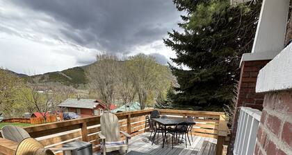 Moonlight Cottage is located on Main. Just a minutes walk to anywhere in Lava