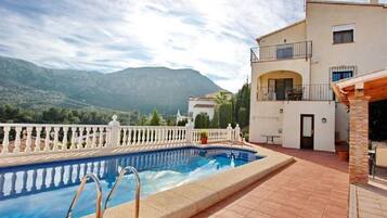 Een buitenzwembad, een verwarmd zwembad