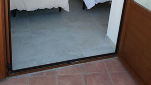A room with two beds, a small window, and a painting on the wall. - Lovely Villa with gorgeous views - Sleeps 6 (Heated Pool) (L'Atzúbia)