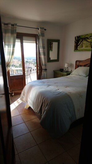 3 slaapkamers, een strijkplank/strijkijzer, gratis wifi, beddengoed