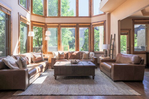 Large Luxury Home w/ Private Hot Tub / Garage