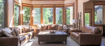 Large Luxury Home w/ Private Hot Tub / Garage