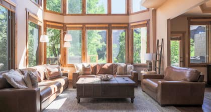 Large Luxury Home w/ Private Hot Tub / Garage