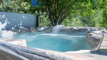 Bain à remous extérieur